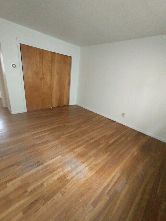 #1 Bedroom W/Thermostat