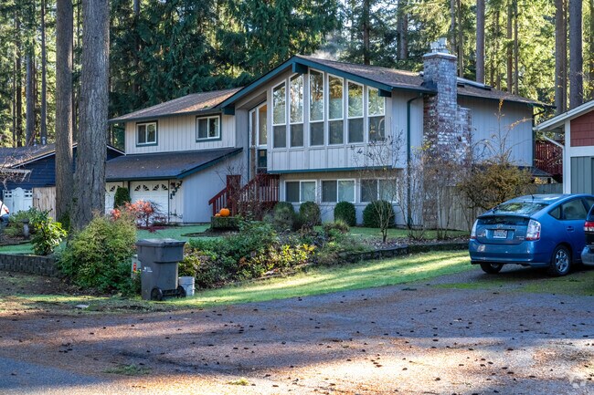 Lakeside homes in Cottage Lake, feature large size lots with private lake access.