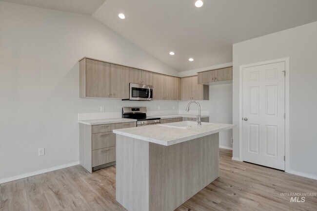 2127 N 8th St E, Mountain Home, ID 83647 - photo 6