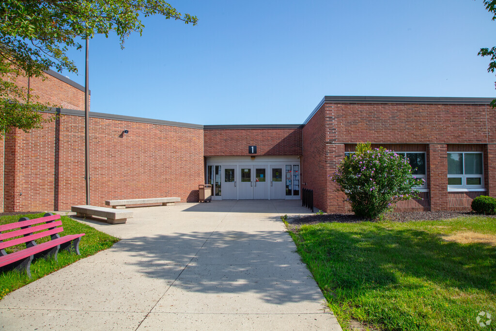 Lincoln Elementary School front entrance in North Fort Wayne.