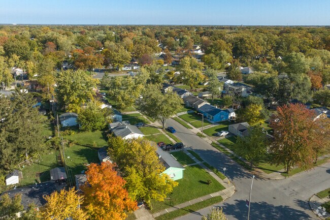 Mount Vernon Park offers suburban living and is located close to Fort Wayne.