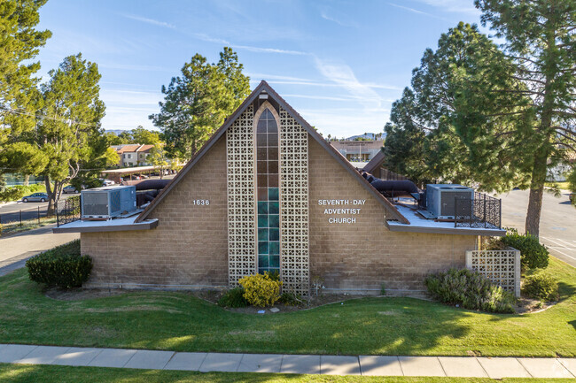 Simi Valley Adventist School serves children from K-6th grade in Simi Valley.