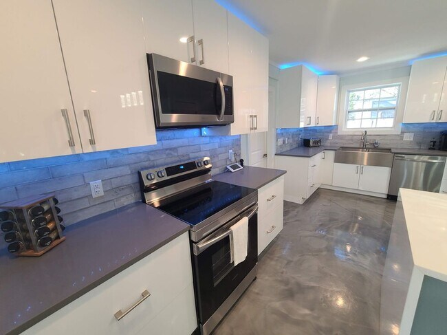 372 Plum St, Bastrop, TX 78602 - photo 3