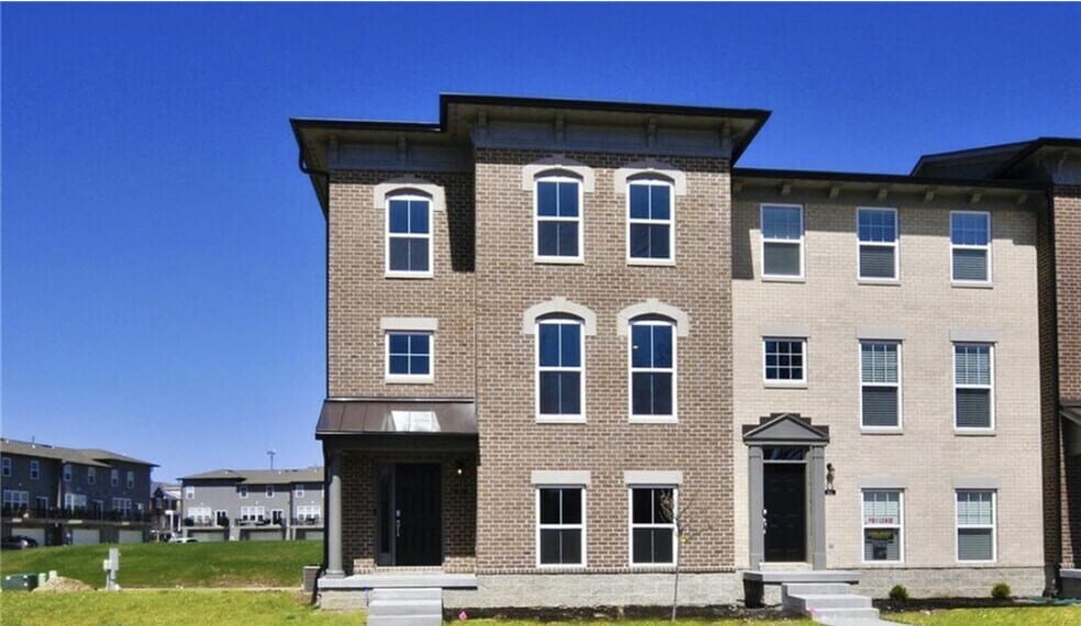 916 Yorkshire Ln, Zionsville, IN 46077 - photo 1