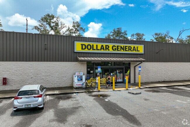 Locals rely on Dollar General in Wewahitchka for quick shopping and daily essentials.