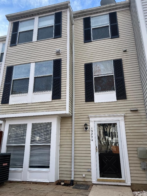 19804 Larentia Dr, Germantown, MD 20874 - photo 2