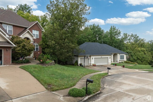 Wide streets with cul-de-sacs are found in Smithton Ridge.