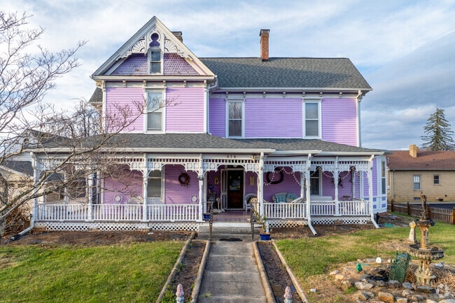 Downtown Elizabethton’s colorful Victorian homes add charm to every street.