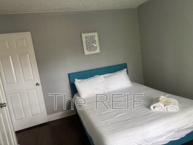 4400 Buckingham Ave unit Upper Unit, Detroit, MI 48224 - photo 4