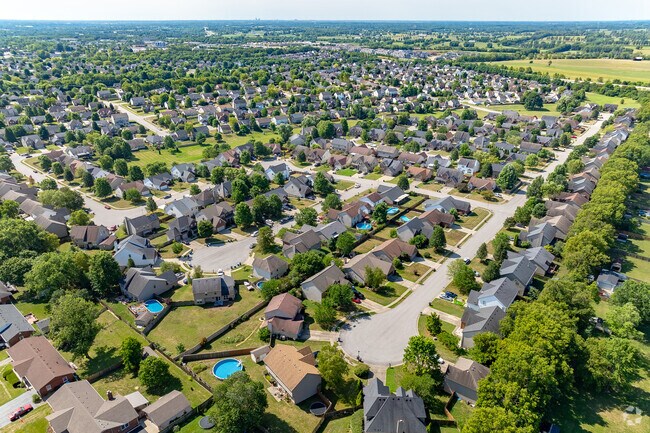 There are 1,019 homes in Bradford Place.