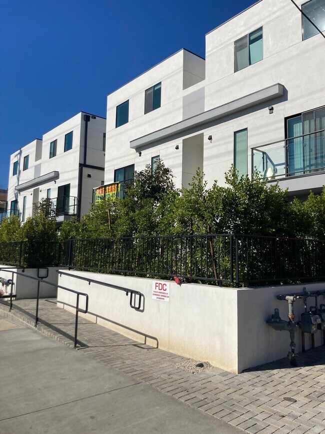 14639-14645 Vanowen St, Van Nuys, CA 91405