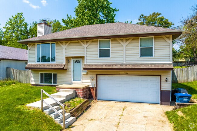 Many split-level homes are scattered throughout Cheatom Park.