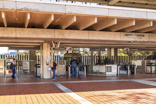 Residents of Sunrise Point often uses the Miami Metro Rail for long distance travels.