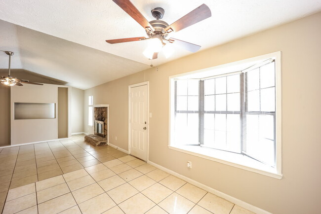 266 Montego Cir, Riverdale, GA 30274 - photo 5