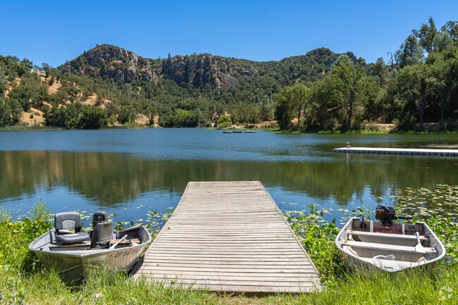 Garden Farms can enjoy boating and fishing at the nearby Santa Margarita Lake.