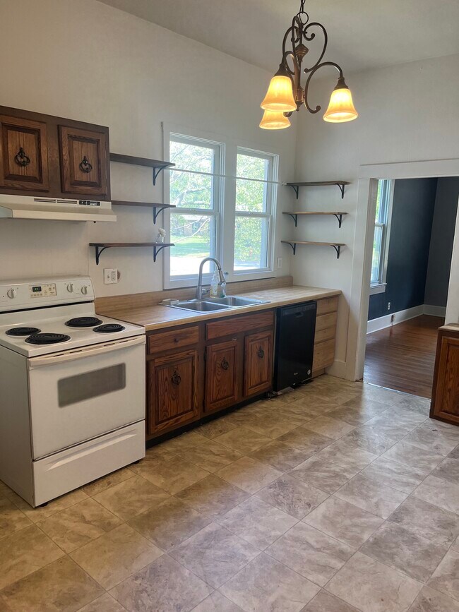 1711 Fairfax St, Carlyle, IL 62231 - photo 3