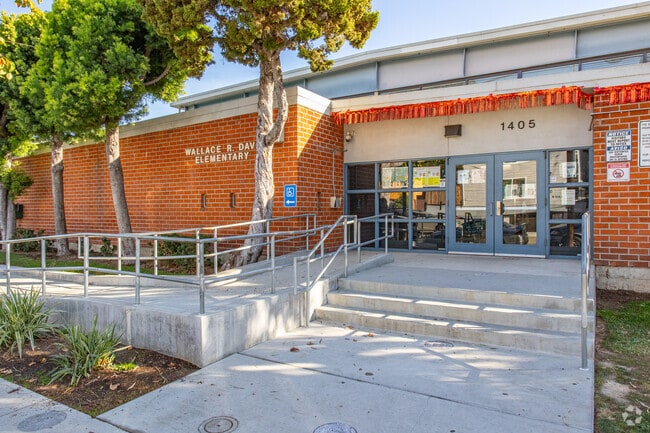 Wallace R. Davis Elementary School  is a great school to meet new friends.