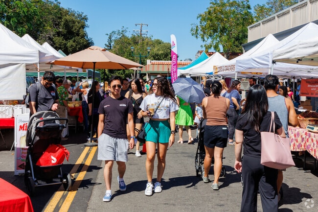 Shop fresh and local at Downtown Pleasanton’s vibrant Farmers’ Market every Saturday morning.