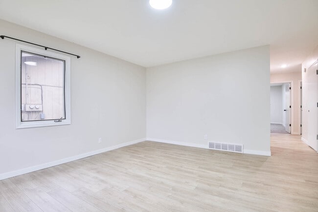 4934 Robin Dr, Omaha, NE 68157 - photo 5