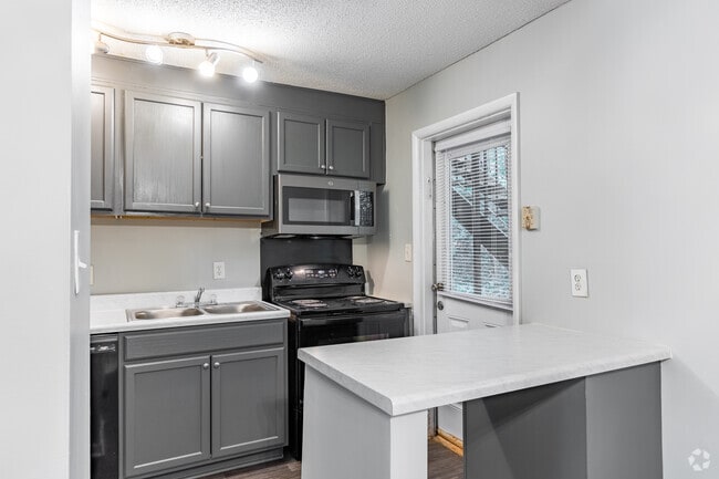 2BR, 1BA - 850SF (B1)