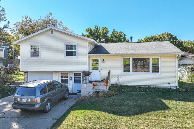 The newer homes in Creekside are often split-levels with capped garages.