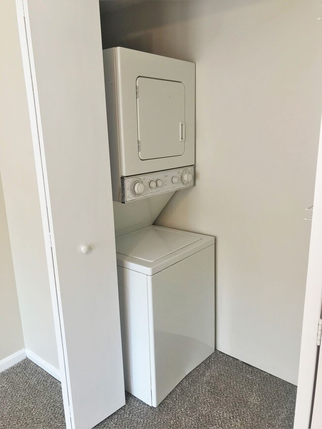 Roanoke Court Apartments, Kansas City, MO 64111 - photo 4