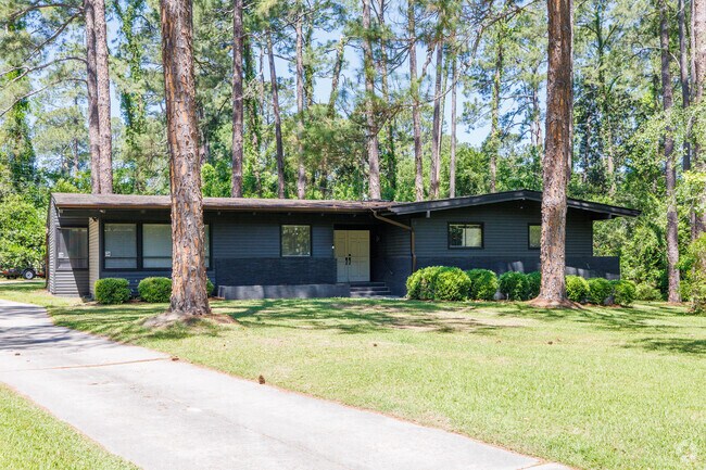 Mid-century modern homes are often marketed as investment properties in Moultrie.