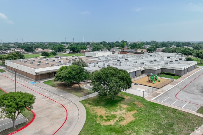 Degan Elementary School is located near residential communities in Lewisville, TX.