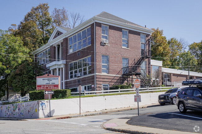 Overall the Hamburg School in Hamburg, NJ get a Niche rating of B-.
