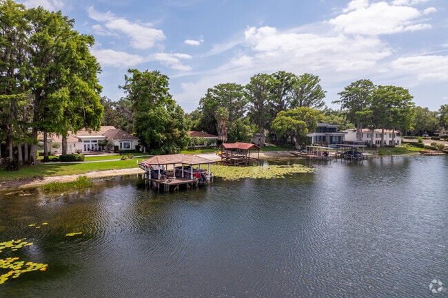 Rose Isle is a vibrant Central Florida community bordered by three scenic lakes.