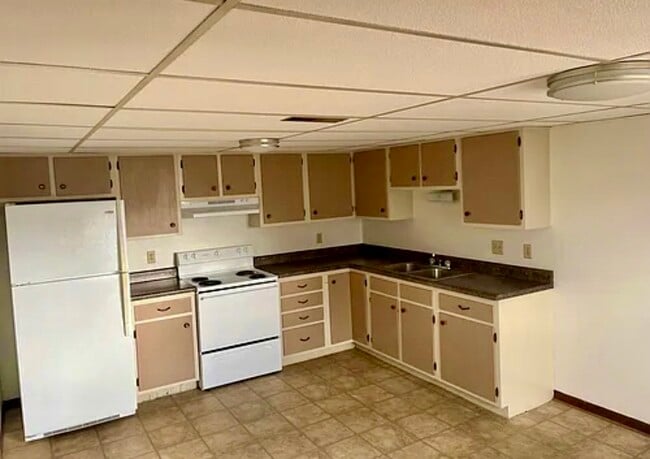 814 Cedar River Dr unit A, Waverly, IA 50677 - photo 3