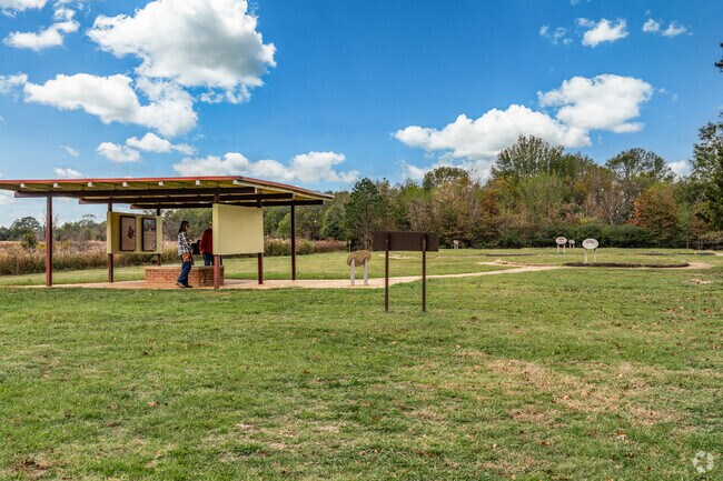 Lee Acres is close to the famous Natchez Trace Pkwy and its historic sites.