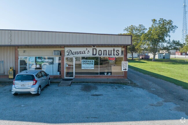 Denna's Donuts is open daily and serves breakfast to the residents of Anahuac.
