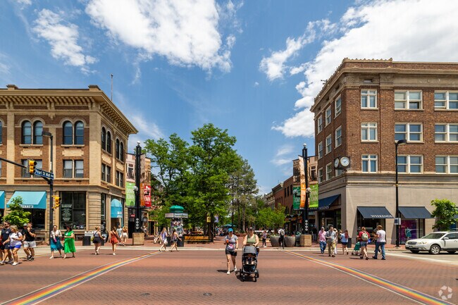 Explore Broadway and Pearl in the heart of Downtown Boulder.