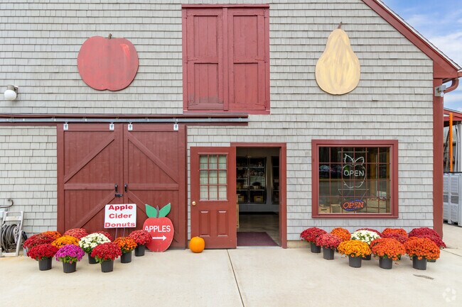 Many orchards and orchard stores serve the New Braintree community.