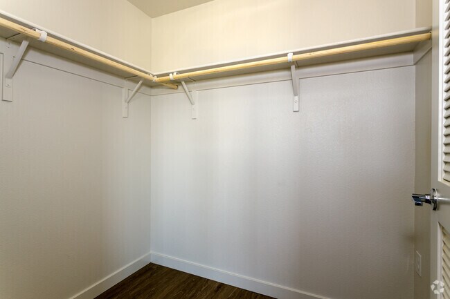 Studio - 570SF