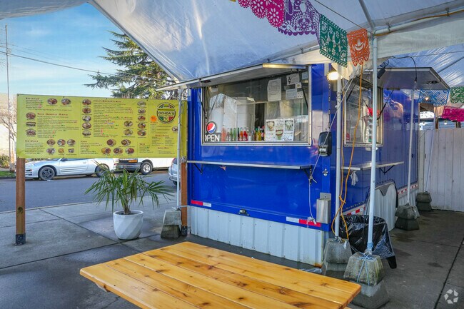 West Hillsboro neighbors dine at outdoor picnic tables at Ochoa's food truck.
