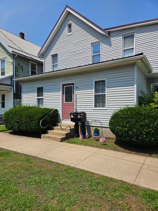 117 E 8th St 2nd floor