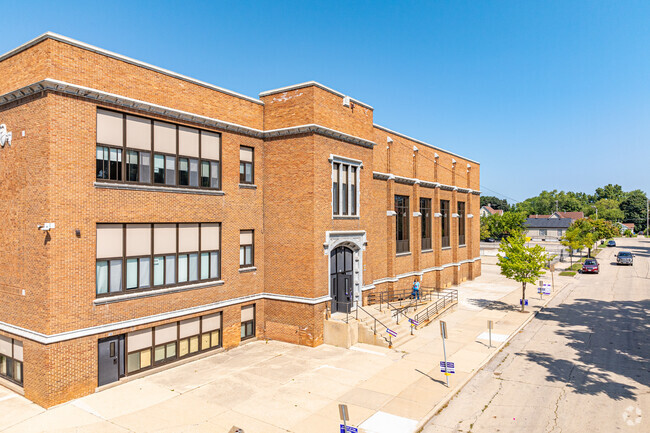 Red Apple Elementary School offers a student-teacher ratio of 12 to 1.