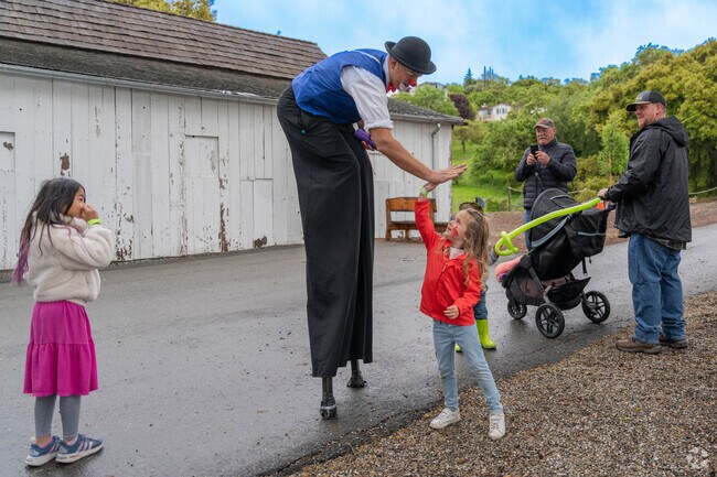 A clown entertains the kids with balloons, high fives, and more at the Sheep Shearing event.