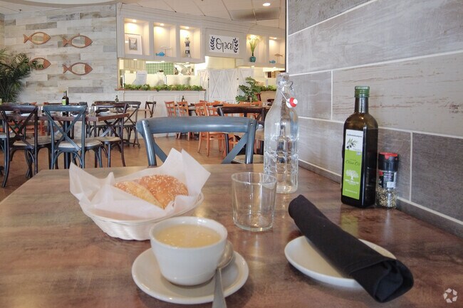 Eateries in Bannockburn include Yianni’s Opa, a gourmet Greek restaurant.