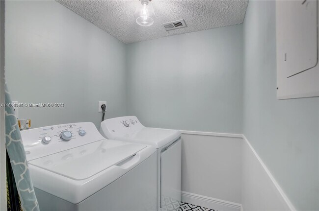 200 Palm Cir W unit 203, Pembroke Pines, FL 33025 - photo 4