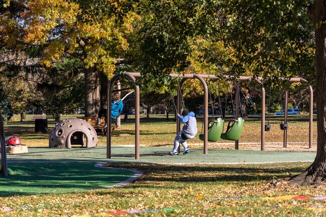 The Vander Veer Botanical Garden in the Near North Side is the perfect afternoon getaway.