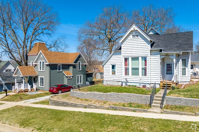 Well-maintained older homes can be found in the middle of Guthrie Center.
