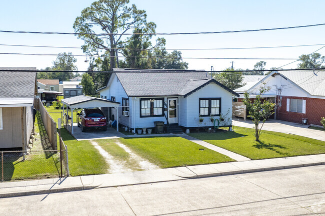 A blue cottage with a sheltered parking spot on Mahler St in Houma Heights.
