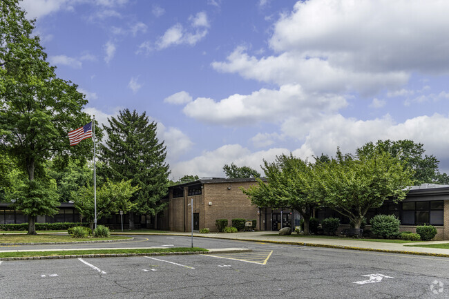 Alexander Hamilton is an above-average public school located in Glen Rock, NJ.