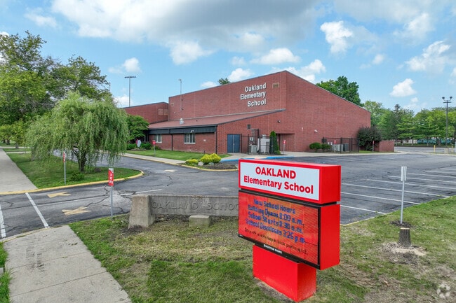 Oakland Elementary School receives an A- on Niche.