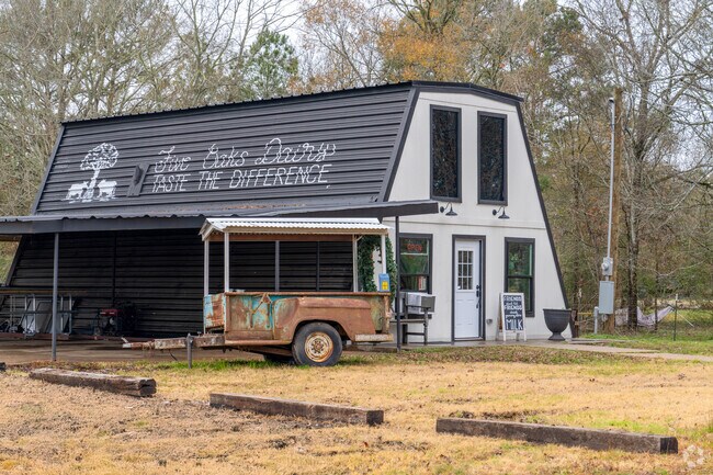 Five Oaks Dairy offers fresh, locally produce dairy products in West Livingston.