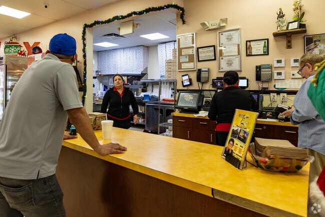 Rey's Pizza iin Richmond West, FL, has great service and delicious food.