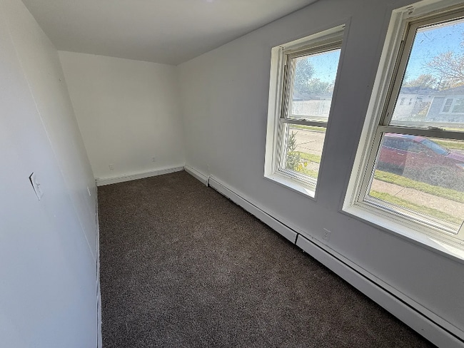 22174 Cushing Ave unit 2, Eastpointe, MI 48021 - photo 4